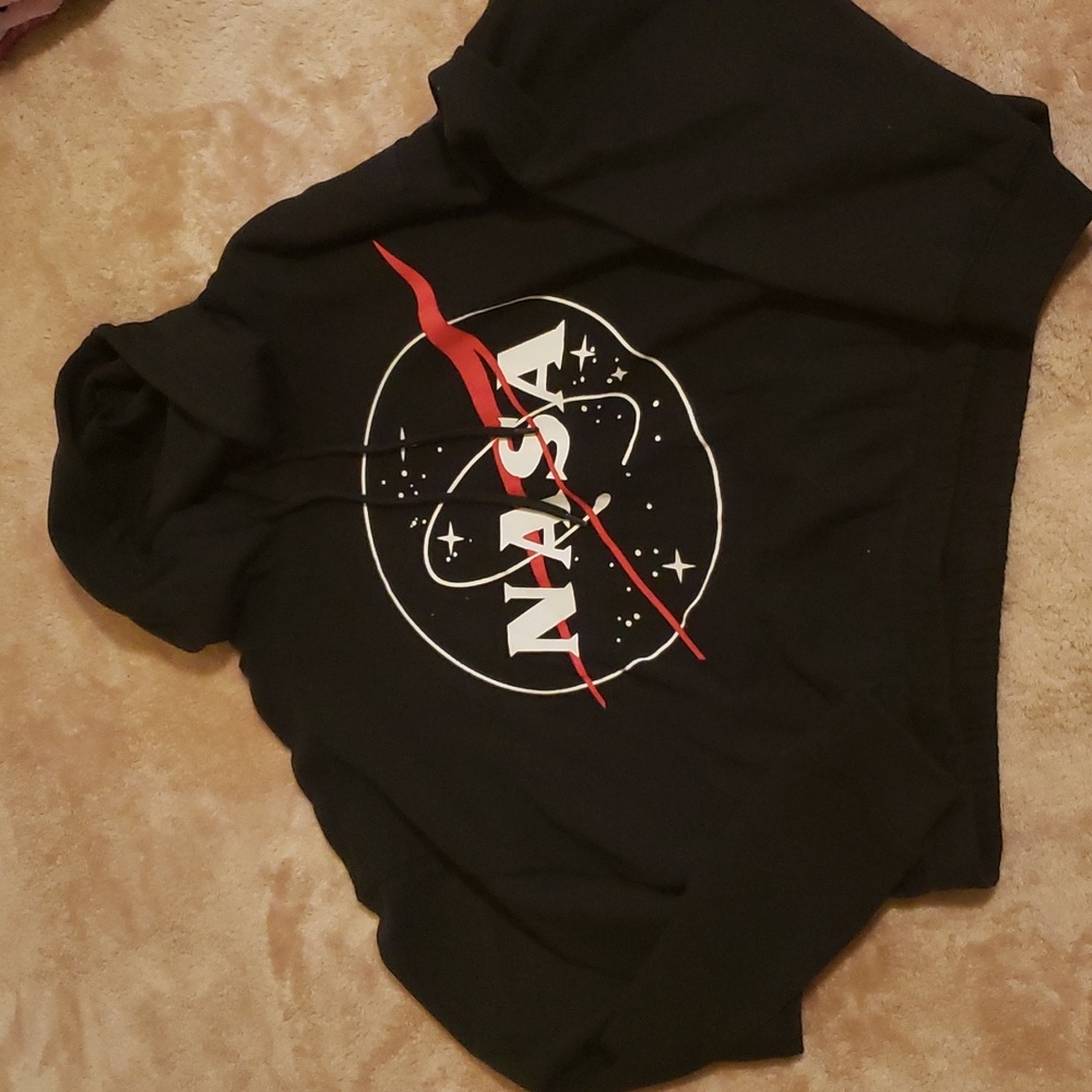 ●Black cropped hoodie